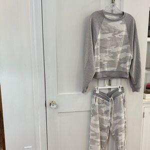 American Eagle Outfitters Gray Camo Joggers Set